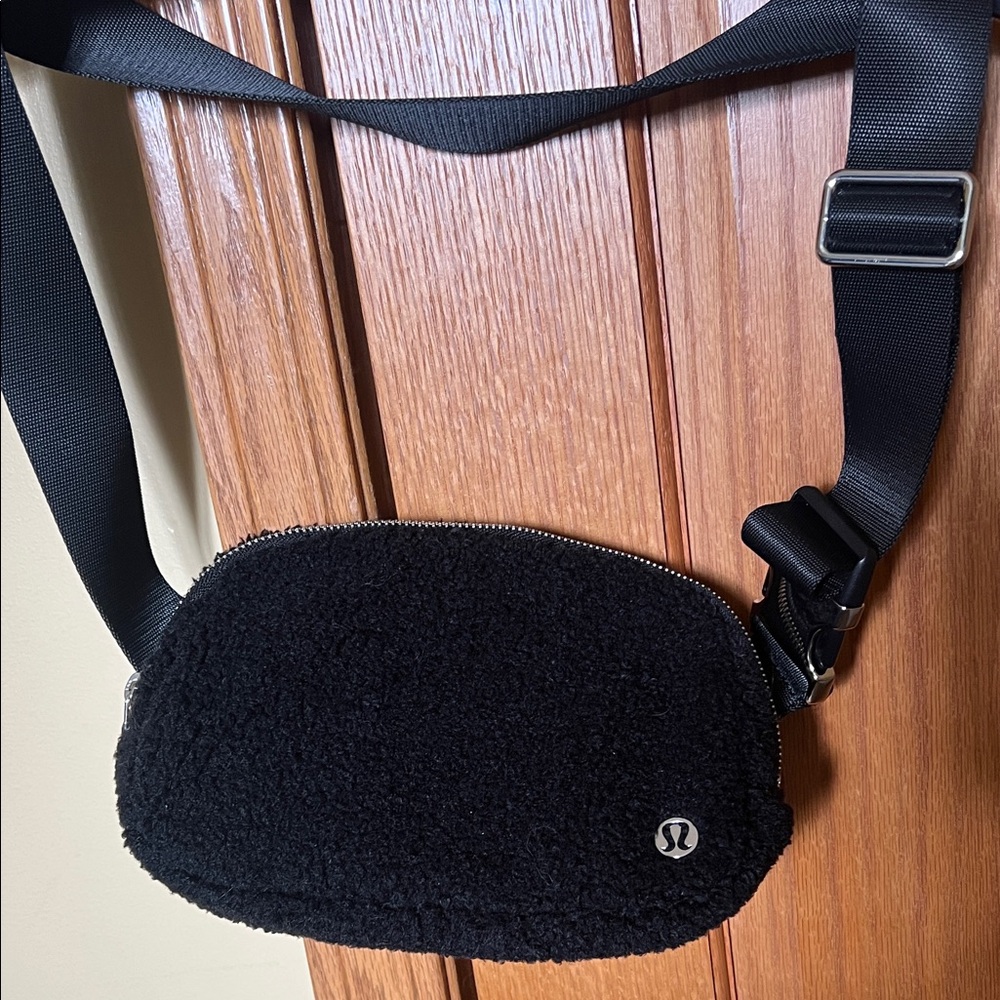 lululemon athletica Black Sherpa Everywhere Belt Bag